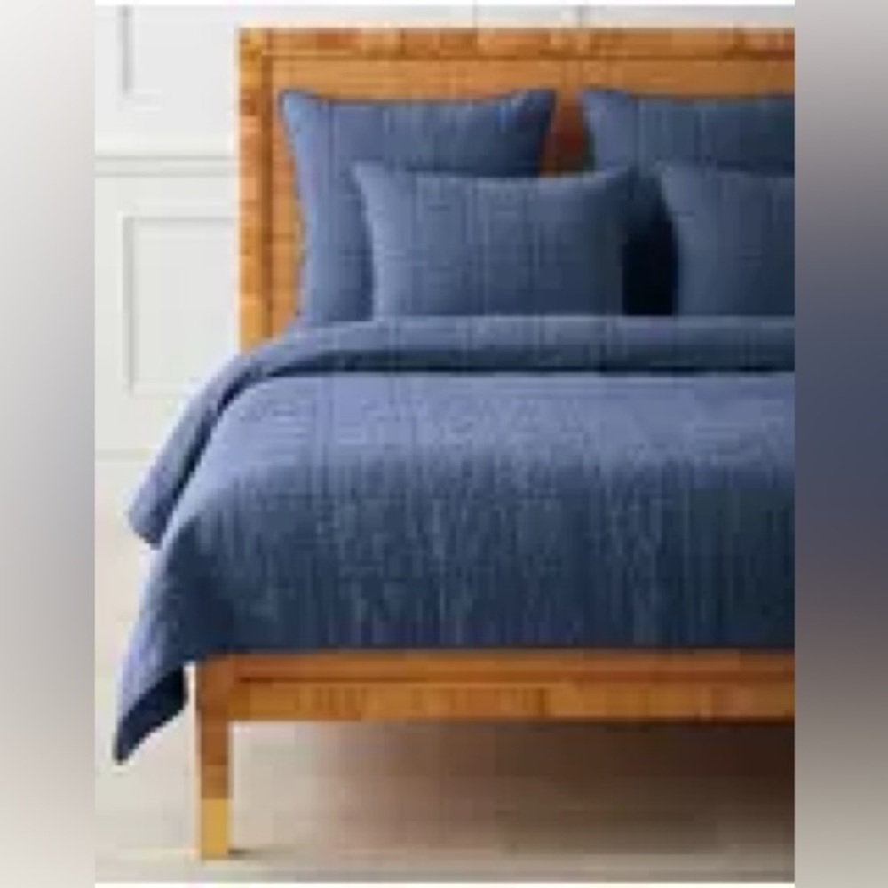 Serena and Lily Washed Linen Quilt in Vintage Indigo, Size King